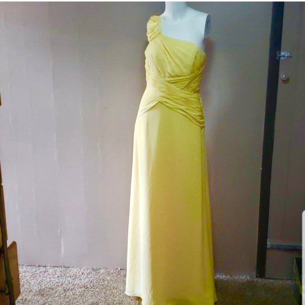 One shoulder chiffon dress